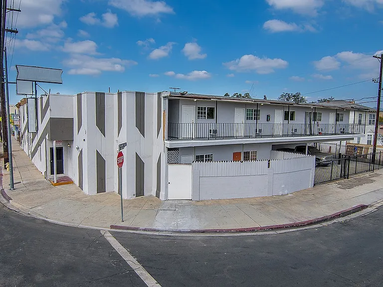 West Adams Studio Apartments — Photo 38