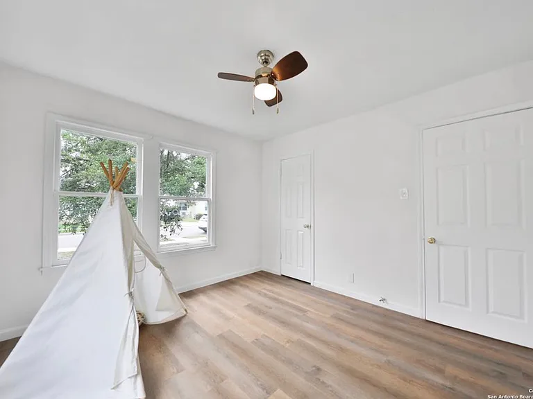 127 Burke Ave — Photo 7