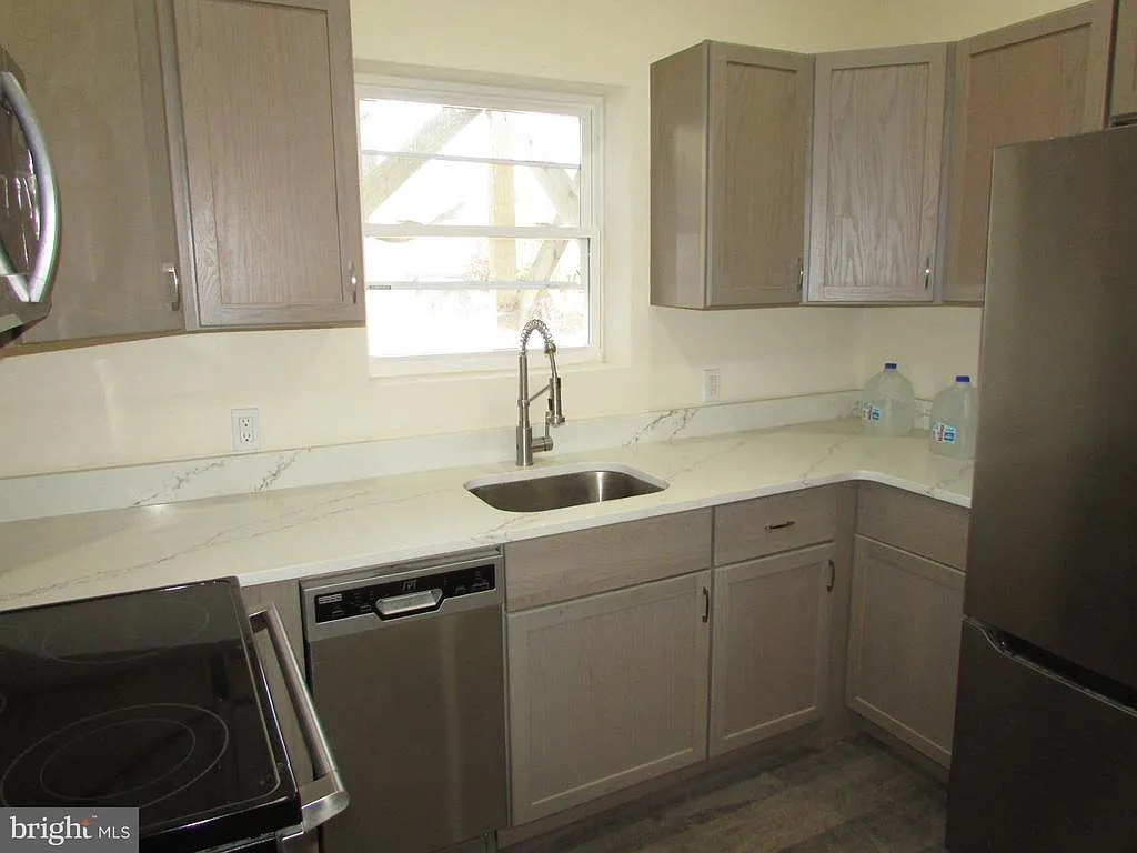 4 bed, 1.5 bath, 3496 sqft, $2,600 — Photo 2