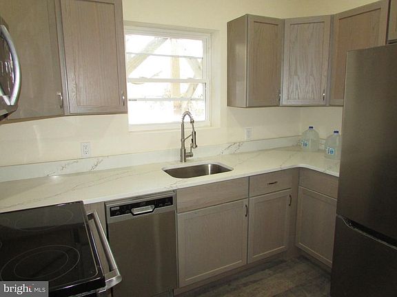 2nd image of 20 Pine St