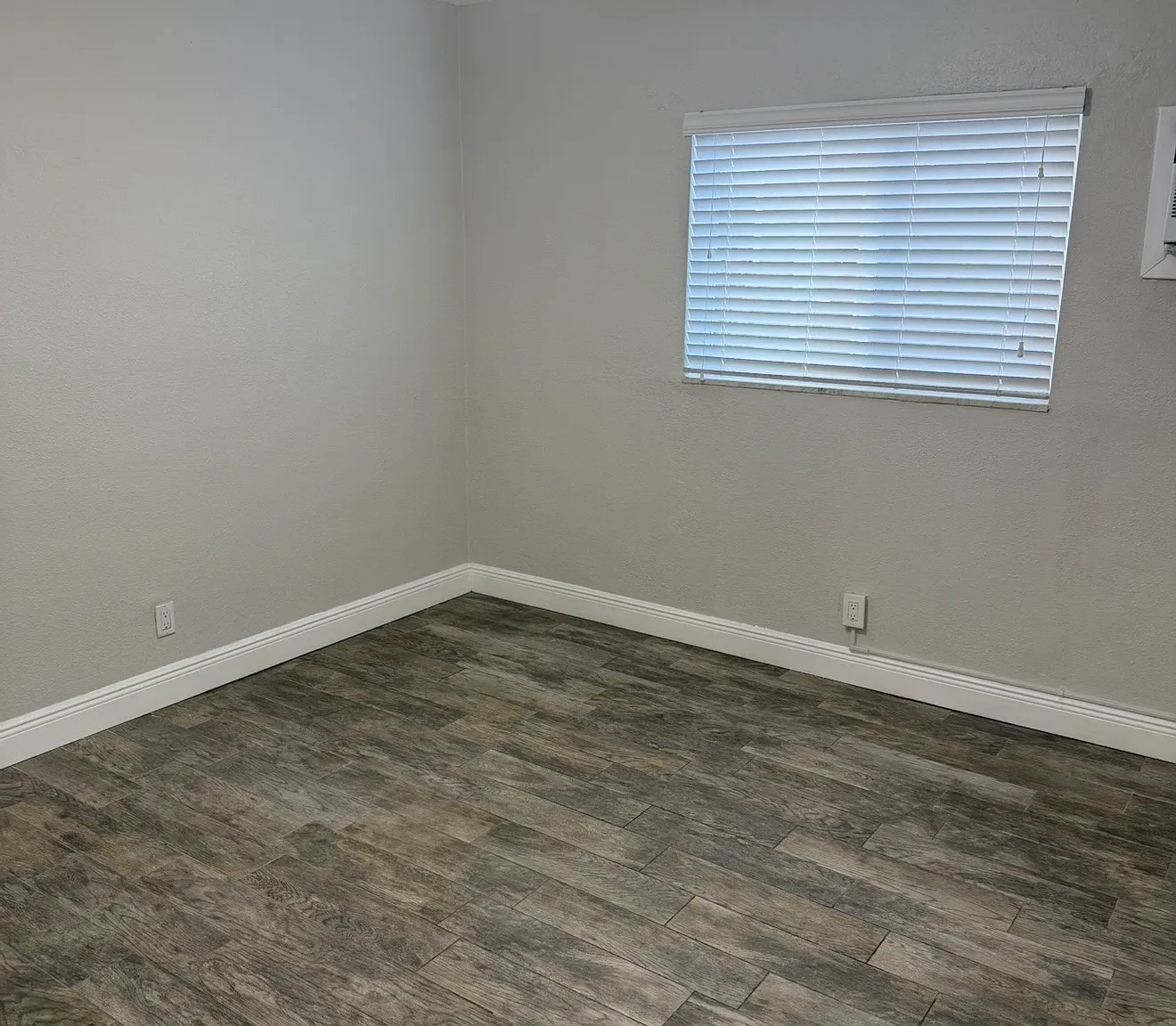 800 NE 14TH PL - 3 — Photo 3
