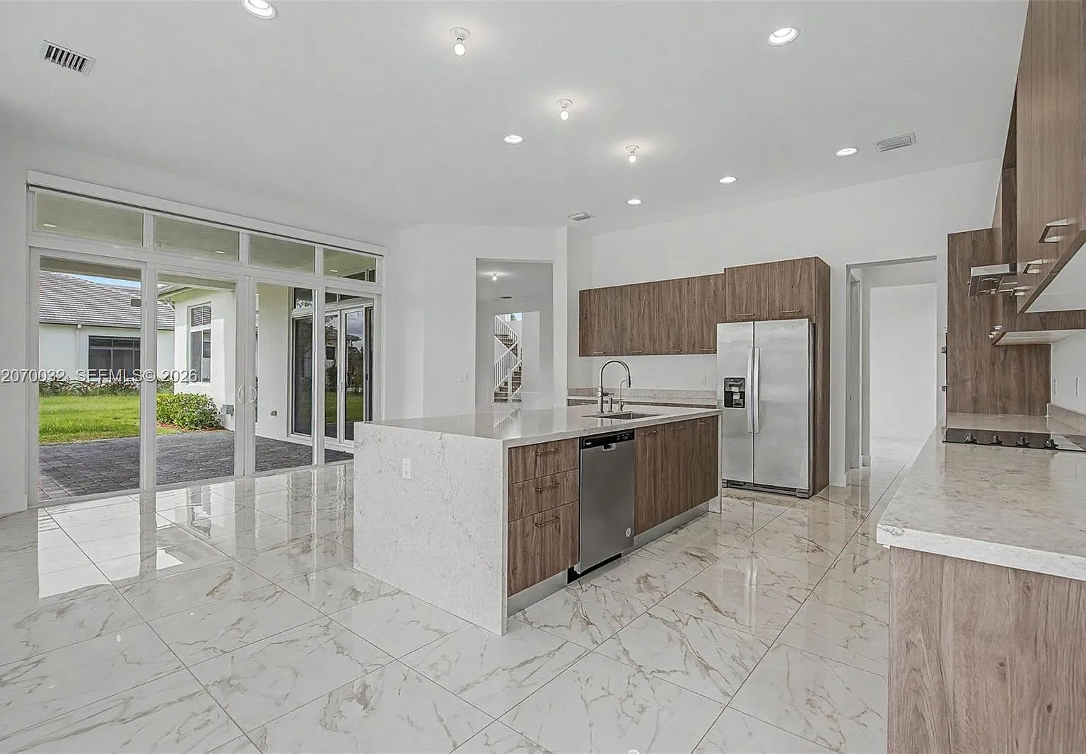 5 bed, 4.0 bath, 5318 sqft, $12,500 — Photo 1