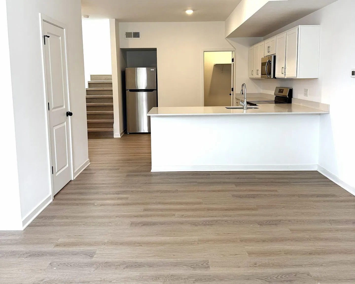 2 bed, 1.5 bath, 1161 sqft, $1,650 — Photo 2