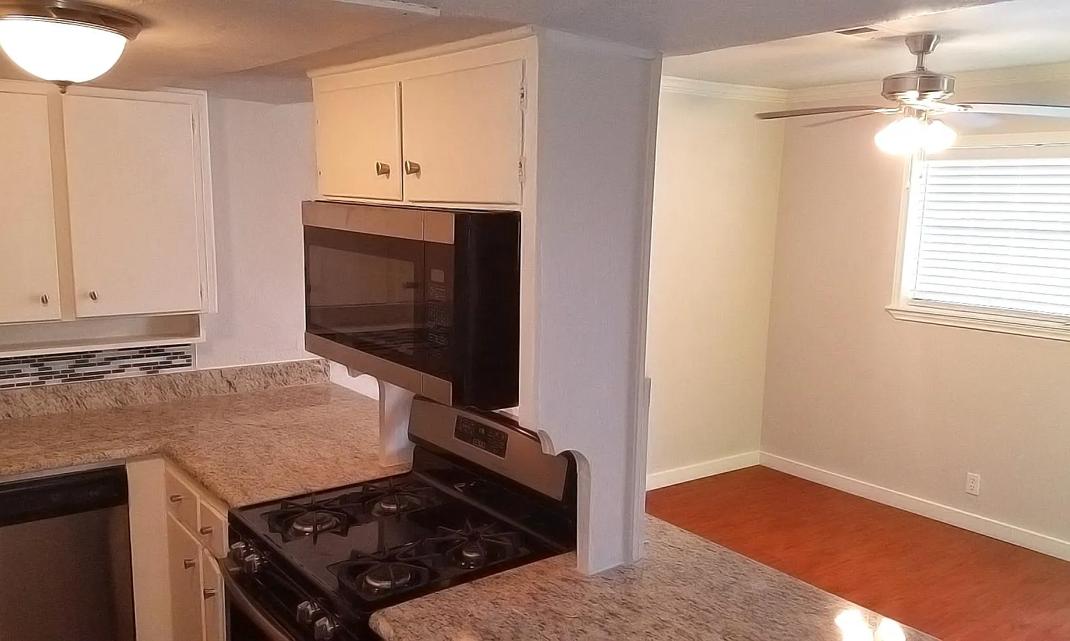 2505 Louise St — Photo 2
