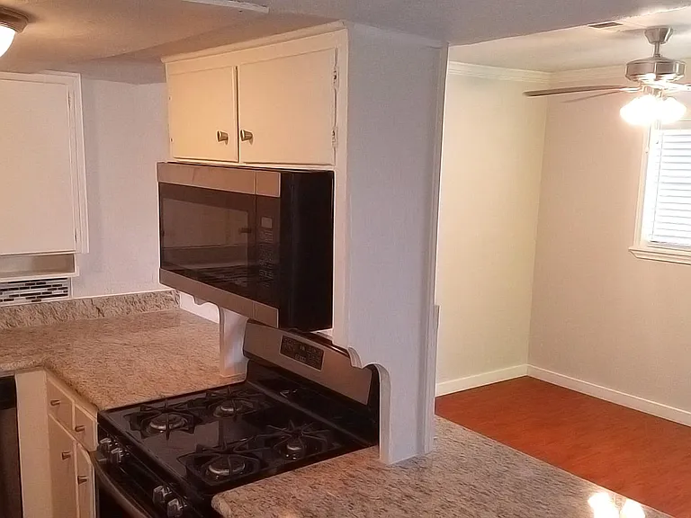2505 Louise St — Photo 2