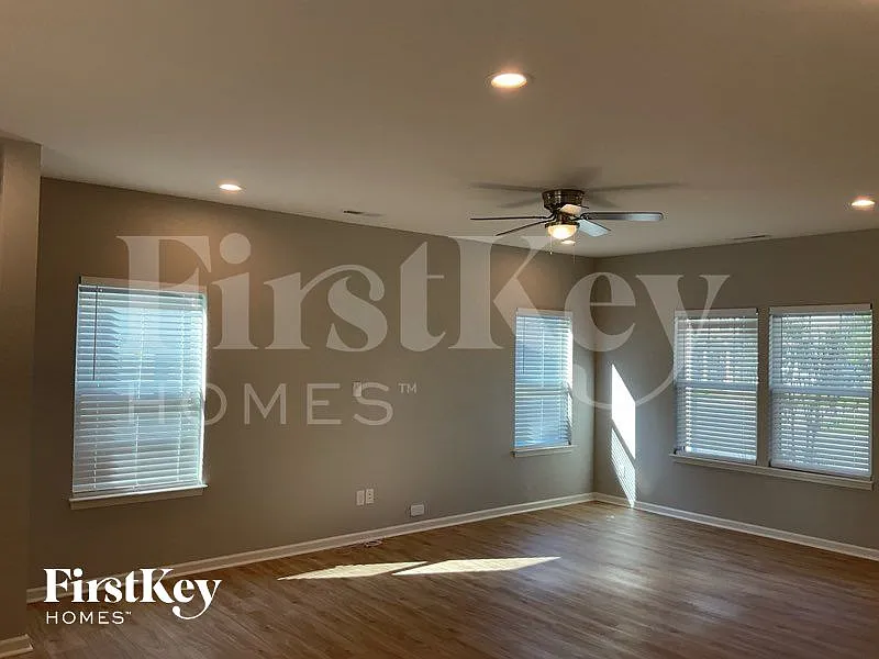 3 bed, 2.5 bath, 2126 sqft, $2,295 — Photo 3