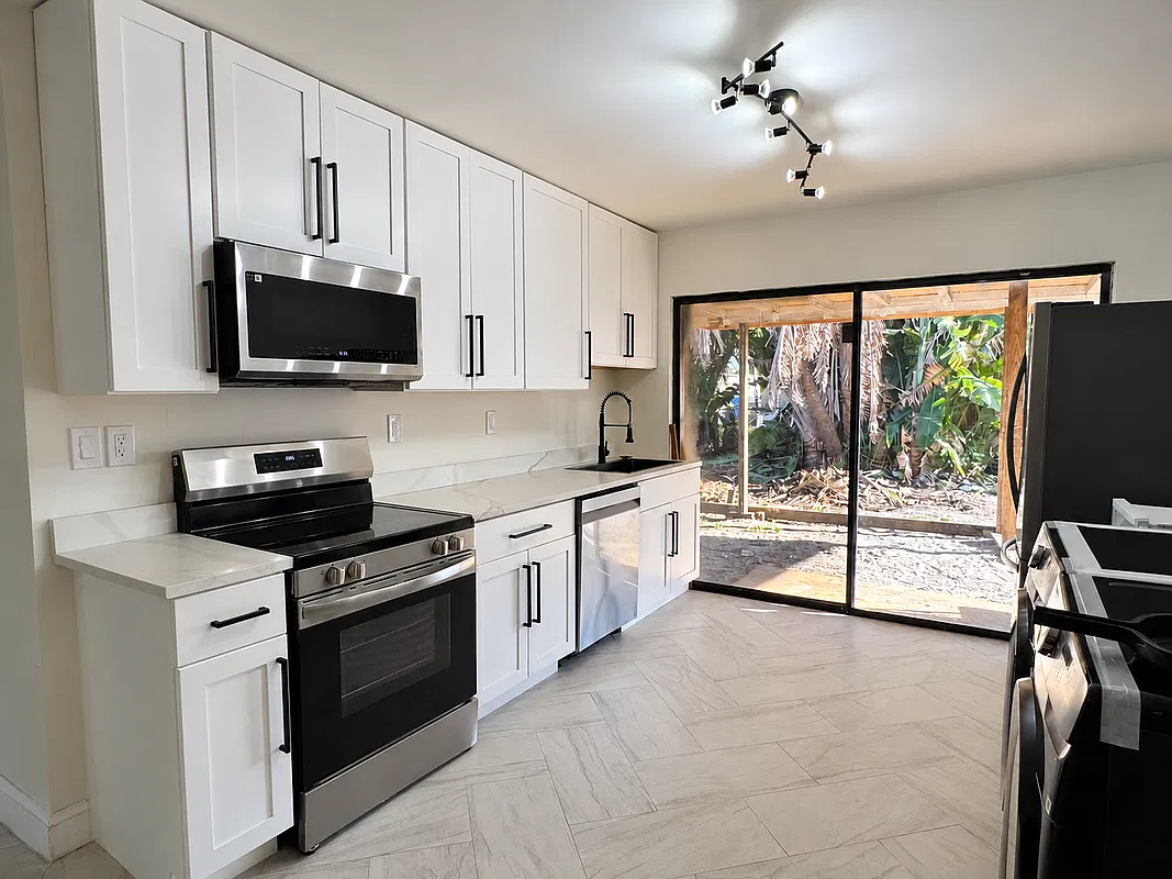 2 bed, 1.0 bath, 1275 sqft, $2,900 — Photo 2