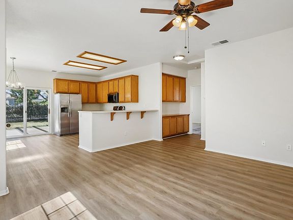5th image of 733 Oakhill Way