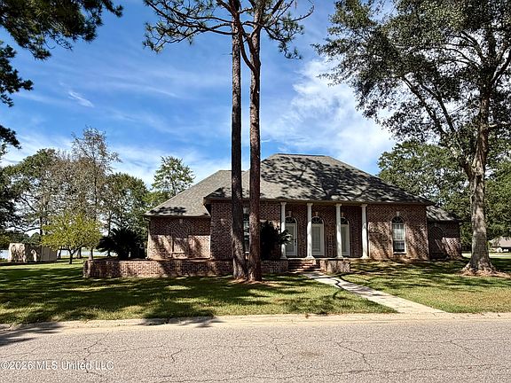 2nd image of 1006 Woods Rd