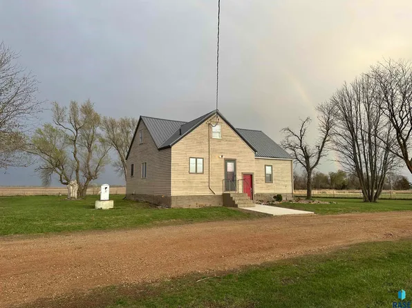 44420 260th St, Canistota, SD 57012