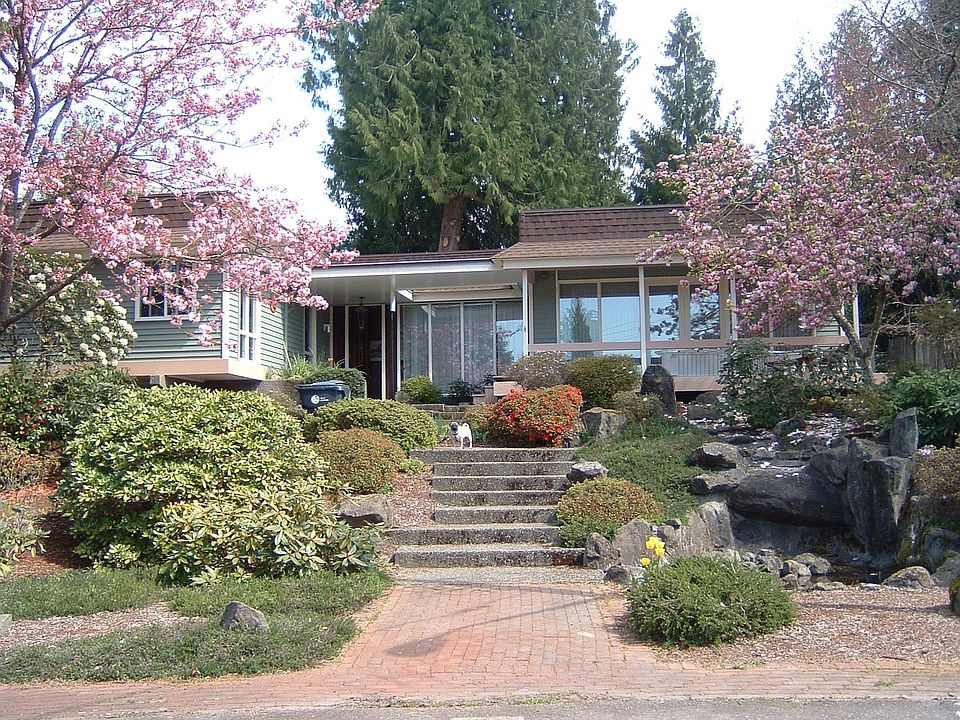 Front in flower, on quiet cul-de-sac