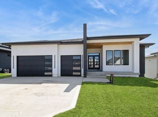 17994 Townsend Dr, Clive, IA 50325