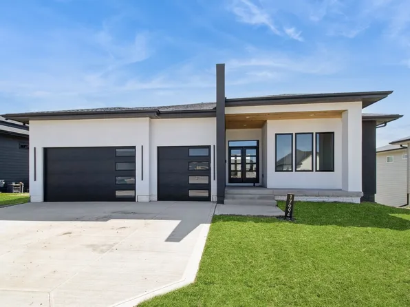 17994 Townsend Dr, Clive, IA 50325