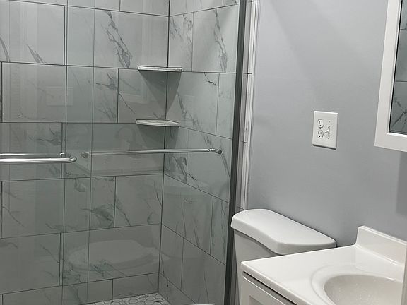 4th image of 185 Suffolk Ave #2