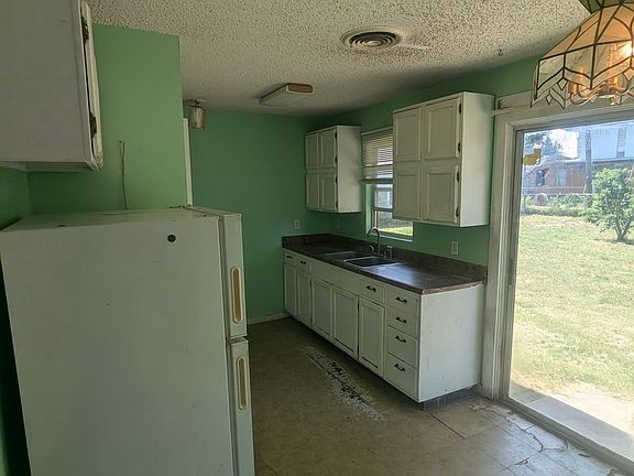 3rd image of 130 HARCOURT AVE