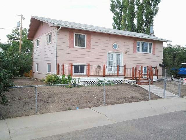 1st image of 301 Kinnikinnick Dr