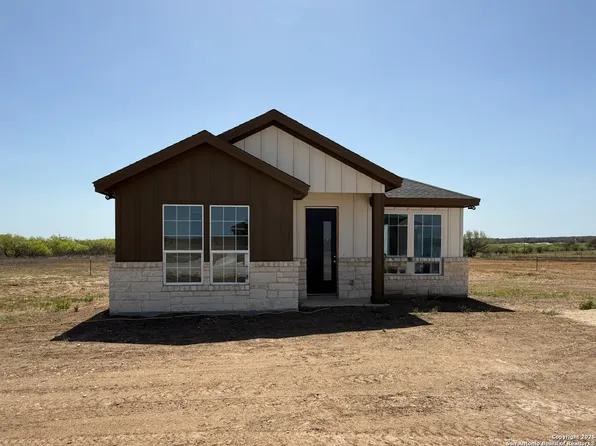 133 Camino Verde Ct, La Vernia, TX 78121