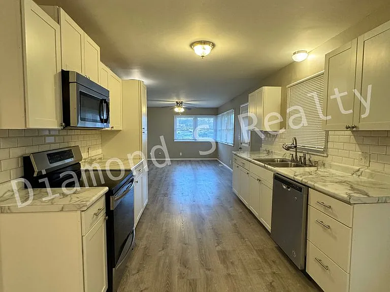 2202 S Prospect Ct — Photo 9