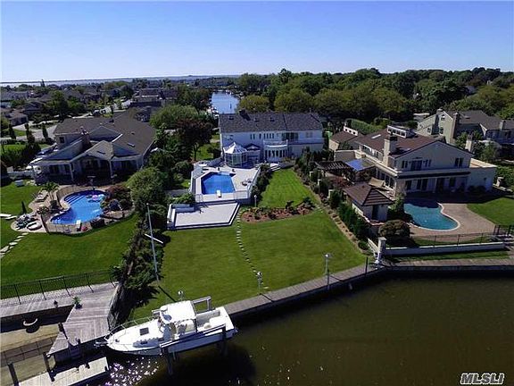 3rd image of 25 Oak Neck Ln