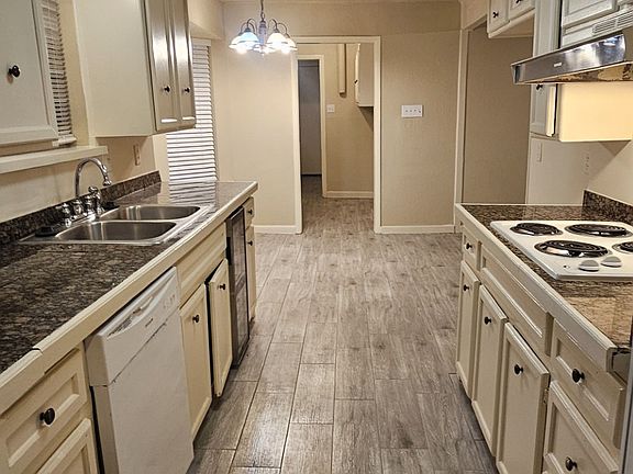 5th image of 1824 Holly Oak St