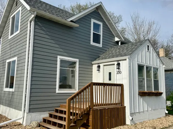 200 N 1st St, Parkston, SD 57366