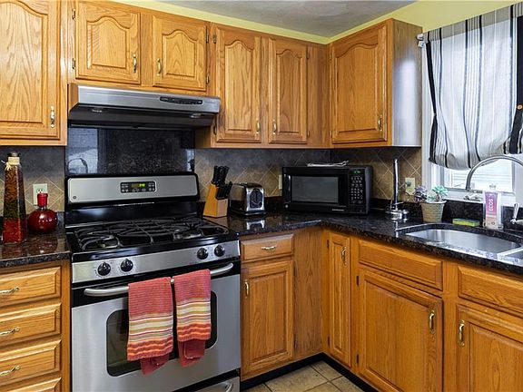 3rd image of 304 Grosvenor Ave