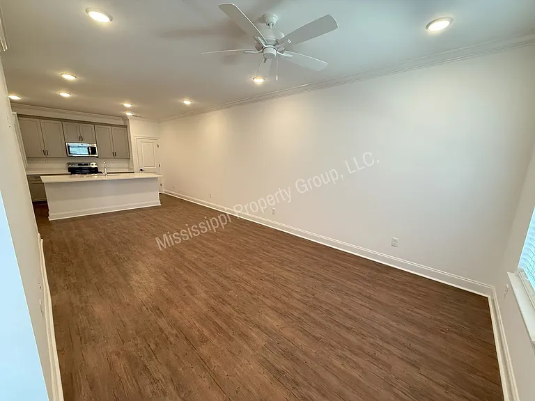616 Cottage Grove Cir — Photo 2