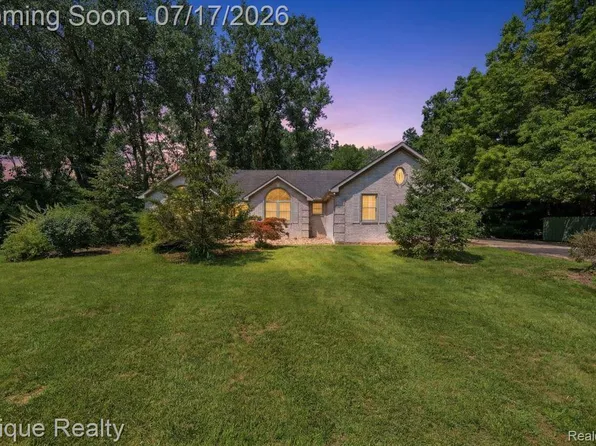 22520 Waltz Rd, New Boston, MI 48164
