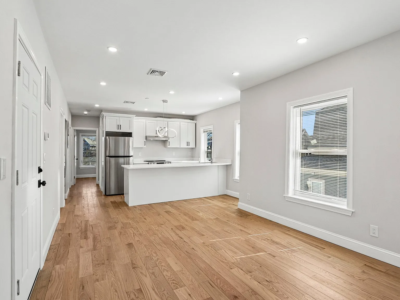 3 bed, 1007 sqft, $4,700 — Photo 3