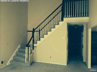 21-2 Tamaron Dr, Waldwick, NJ 07463