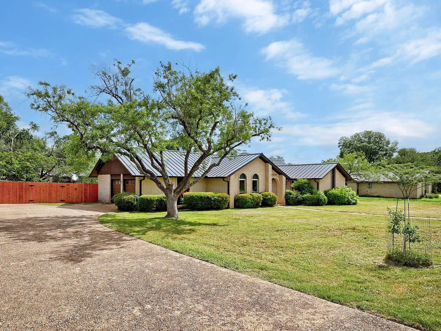 3 bed, 2.0 bath, 2105 sqft, $3,200 — Photo 3
