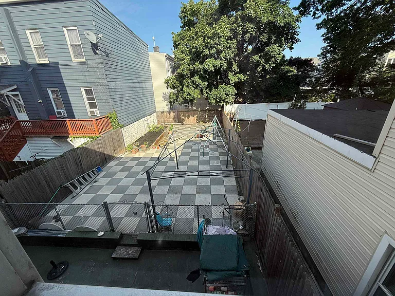 42 Montrose Ave #2 — Photo 18