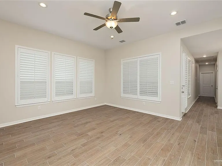 10333 N 15th St — Photo 3