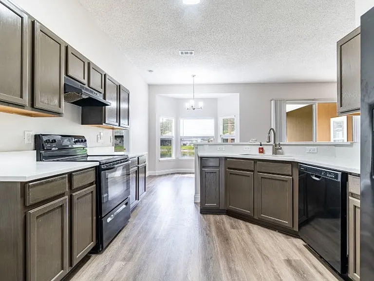 557 Grand Parke Dr — Photo 12