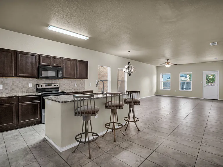 2049 Meadow View Dr — Photo 12