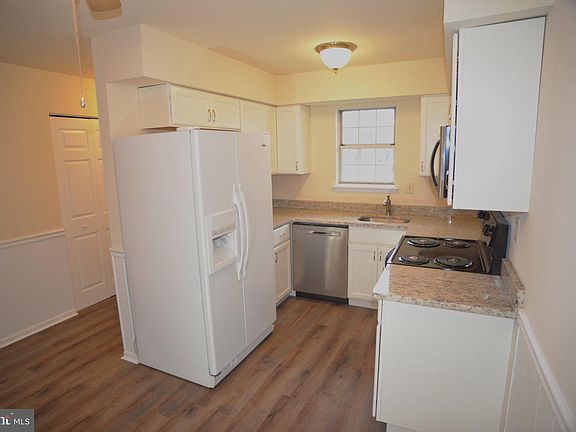 5th image of 332 Carlyn Ct