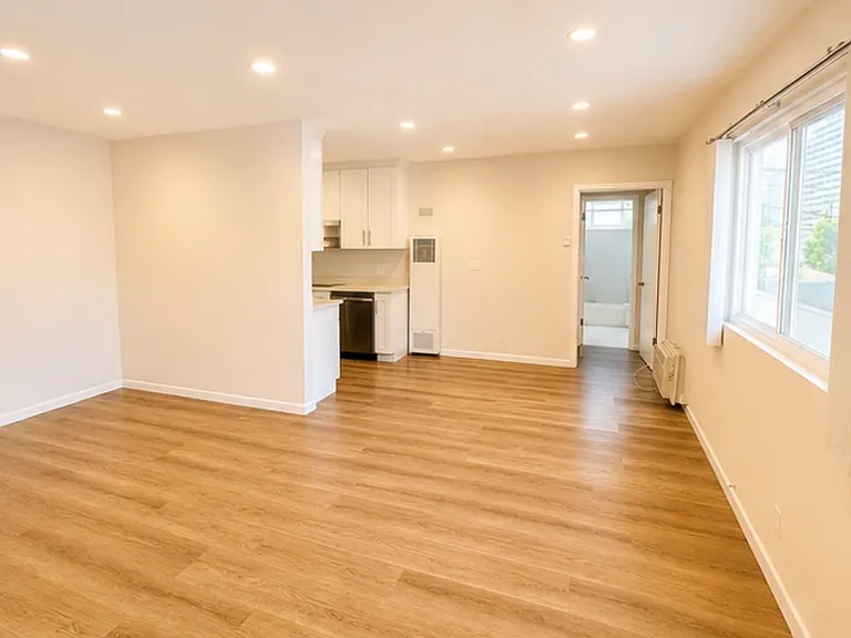 711 N Jackson St #5 — Photo 3