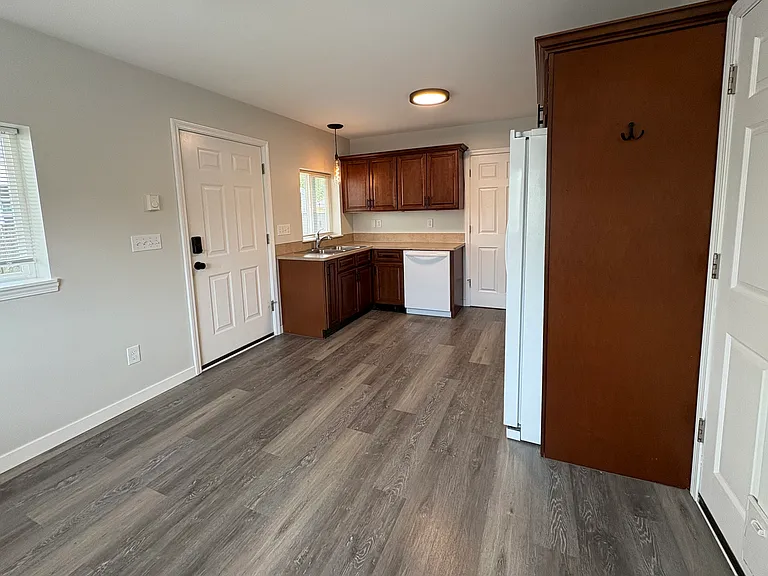 395 N Grove Ct — Photo 4