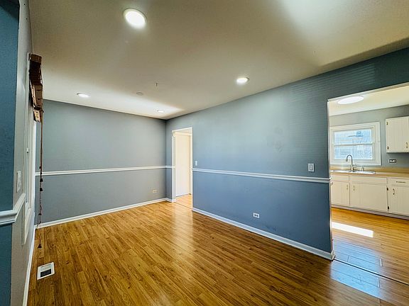 3rd image of 923 Daniels Ct