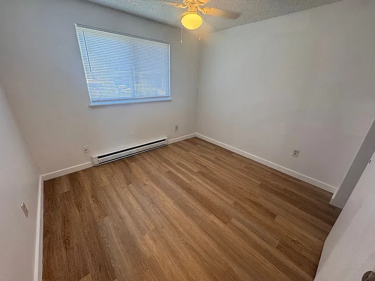 Stunning 2 Bed, 1 Bath w/ Laundry & AC in Lincoln Heights! — Photo 13