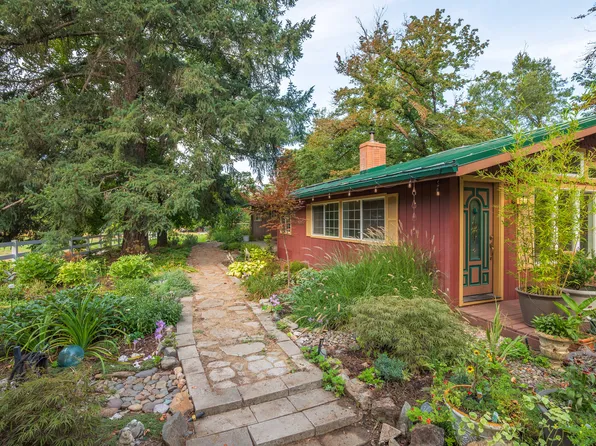 57 Matney Ln, Rogue River, OR 97537
