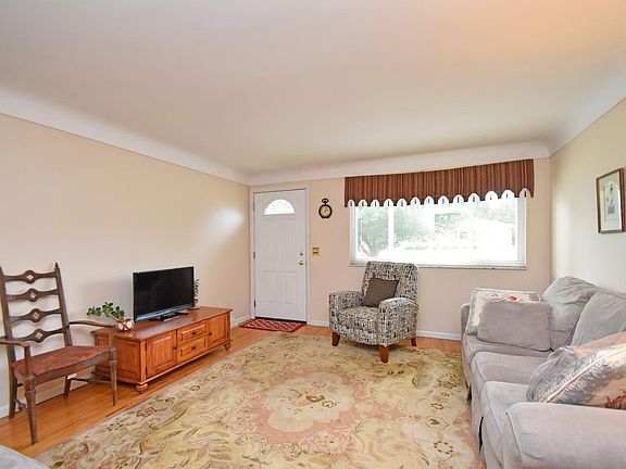 5th image of 7074 Newbridge Dr