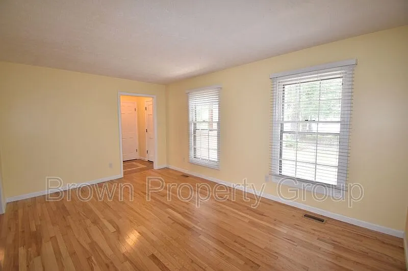 3 bed, 1.5 bath, 1304 sqft, $1,495 — Photo 3