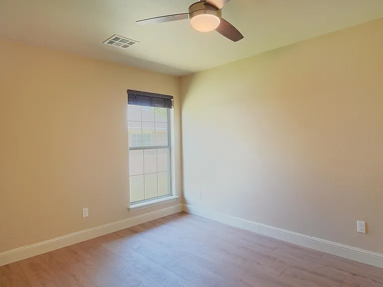 1021 Chesterfield Dr — Photo 5