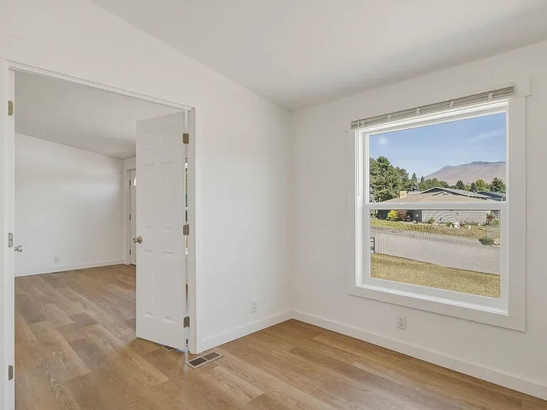 2474 Lemaister Ave — Photo 6