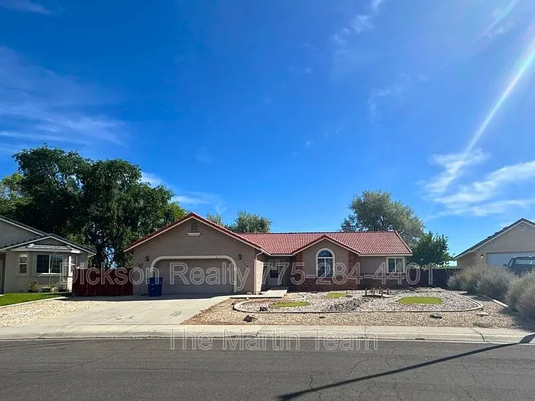 1227 Green Valley Dr — Photo 2