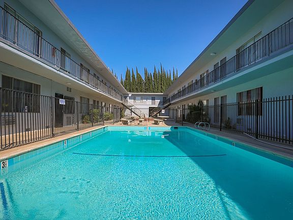 5th image of 20445 Saticoy St APT 36