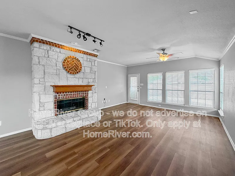 4 bed, 2.0 bath, 2096 sqft, $2,395 — Photo 2