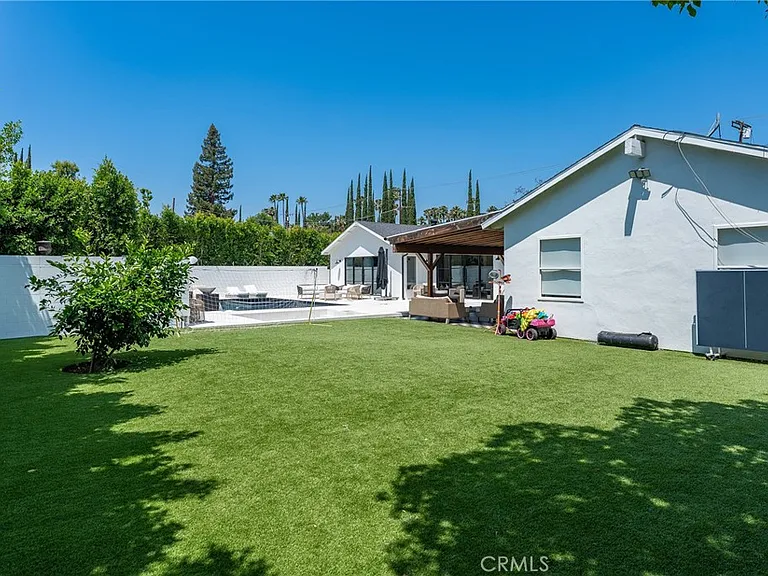 22960 Calvert St — Photo 42