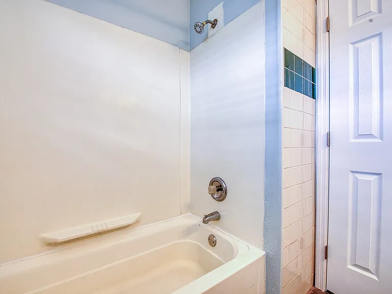 5501 Kelly Dr N — Photo 8